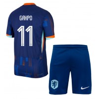 Camiseta Países Bajos Cody Gakpo #11 Visitante Equipación para niños Eurocopa 2024 manga corta (+ pantalones cortos)